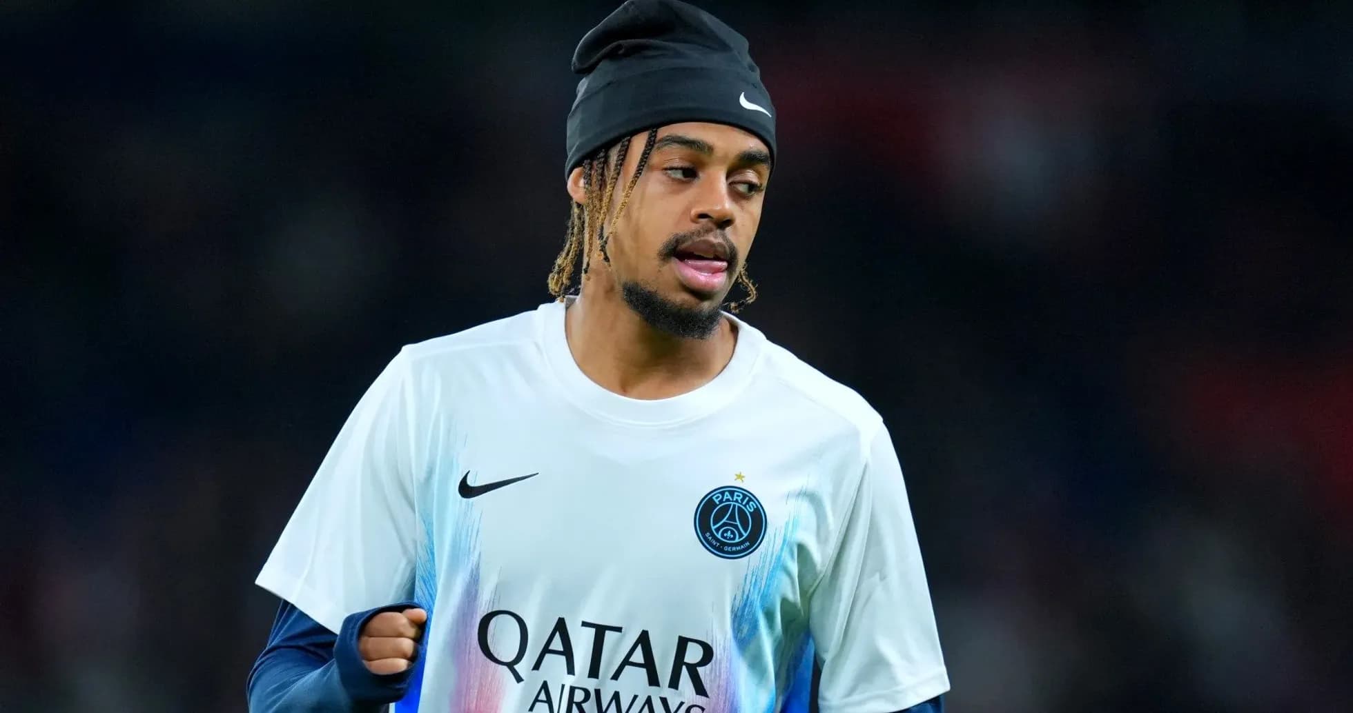 Futbolchi PSG formasida qizg'in mashg'ulotda Futbolchi PSG formasida qizg'in mashg'ulotda