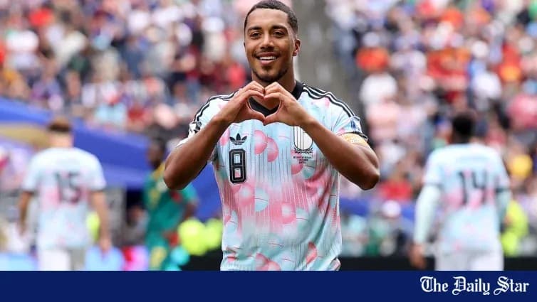 Futbolchi g'alaba nishonlayotgan paytda yurak shakli Futbolchi g'alaba nishonlayotgan paytda yurak shakli