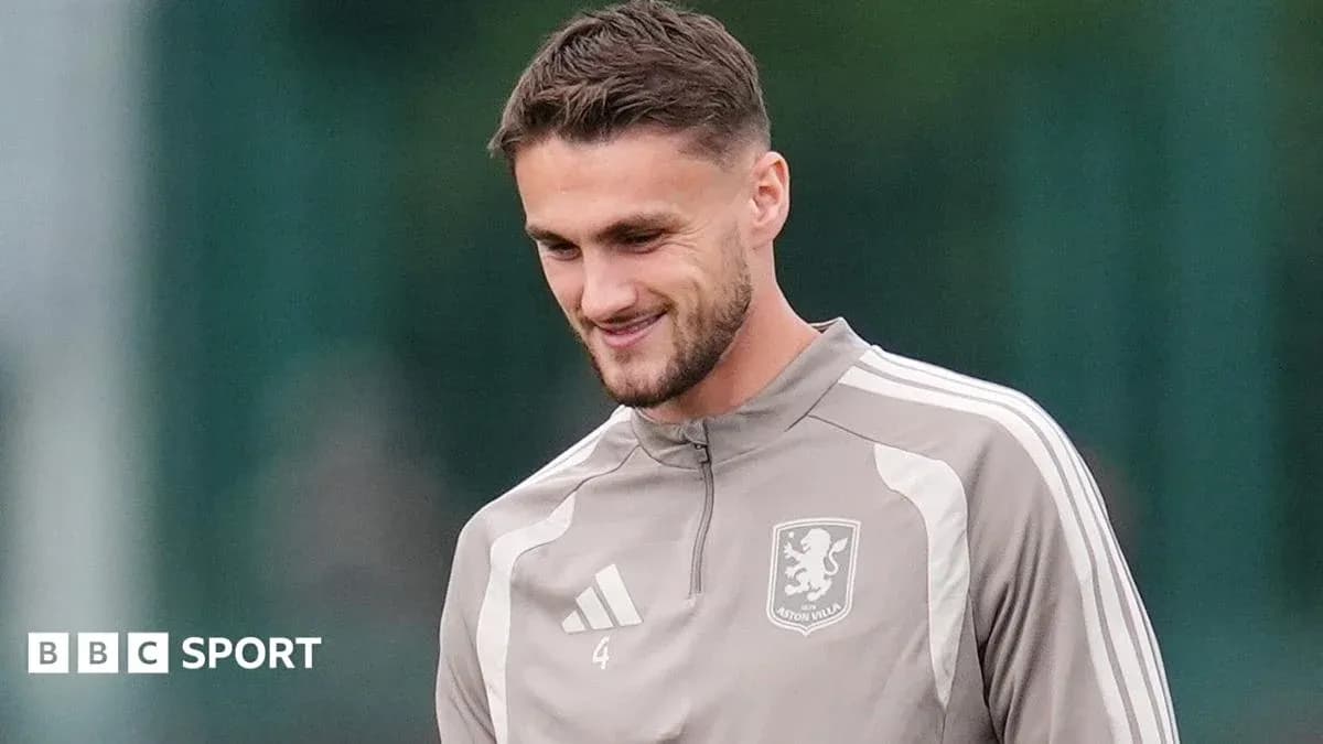 Futbolchi trening maydonida, Aston Villa formasida Futbolchi trening maydonida, Aston Villa formasida