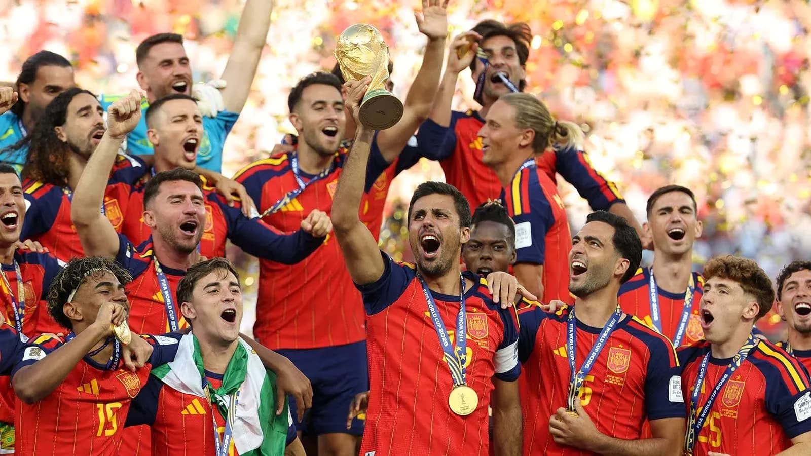 Ispaniya futbol jamoasi jahon kubogini kutib olmoqda Ispaniya futbol jamoasi jahon kubogini kutib olmoqda