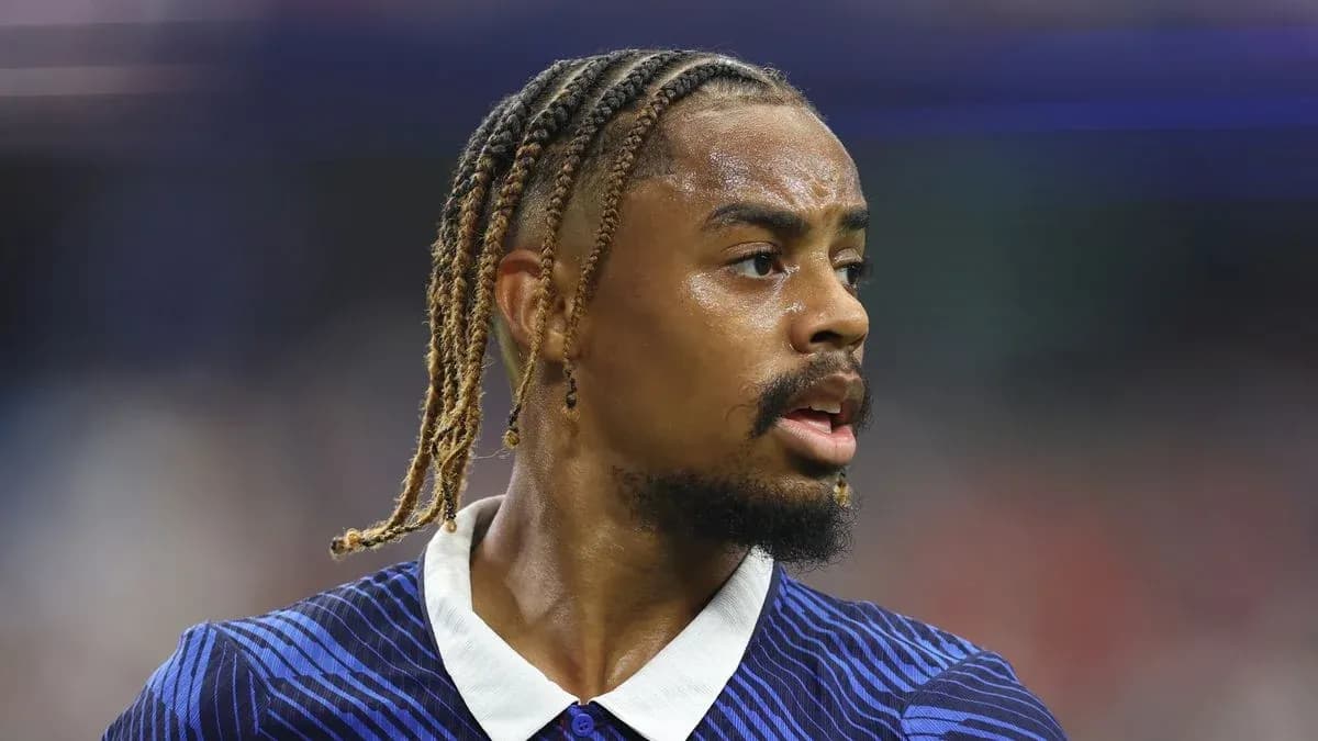 Futbolchi maydonda harakatda, ko'ylagi ko'k chiziqli Futbolchi maydonda harakatda, ko'ylagi ko'k chiziqli