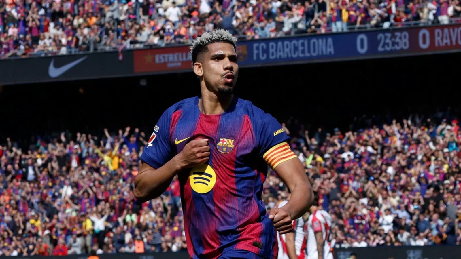 Futbolchi gollarni nishonlashda, Barcelona stadionida Futbolchi gollarni nishonlashda, Barcelona stadionida