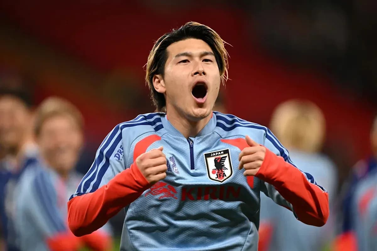 Futbolchi Japariya terma jamoasi formasi bilan maydonda Futbolchi Japariya terma jamoasi formasi bilan maydonda