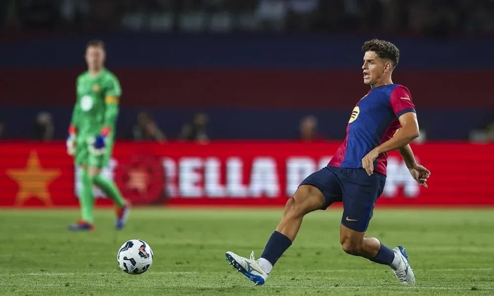Futbolchi to'pni urayotgan paytda harakatda Futbolchi to'pni urayotgan paytda harakatda