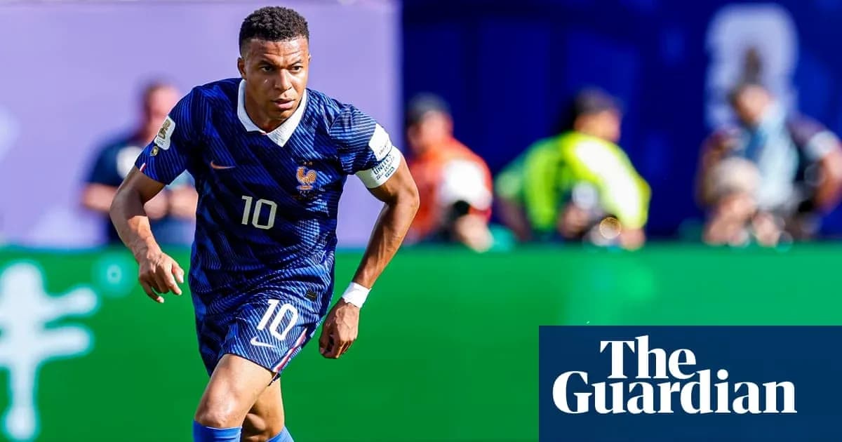 Futbolchi maydonda harakatda, Frantsiya formasi kiygan Futbolchi maydonda harakatda, Frantsiya formasi kiygan