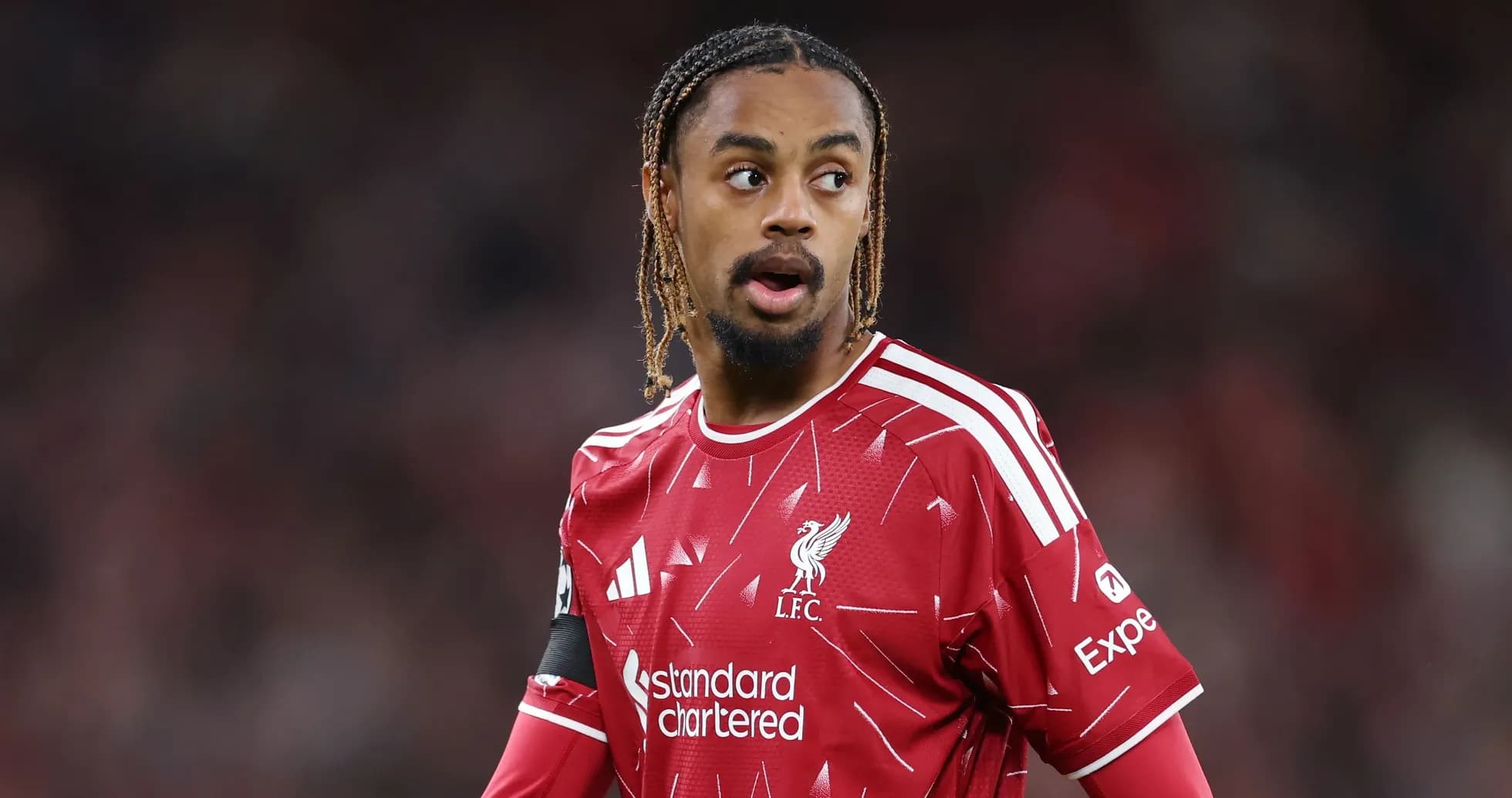 Futbolchi Liverpool formasida maydonda harakatda Futbolchi Liverpool formasida maydonda harakatda