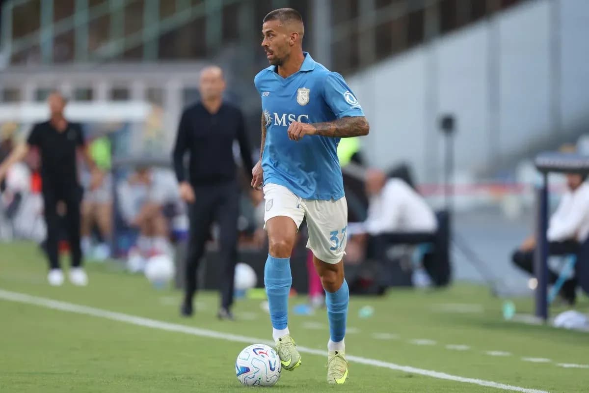 Futbolchi to'pni ushlab yugurmoqda Futbolchi to'pni ushlab yugurmoqda