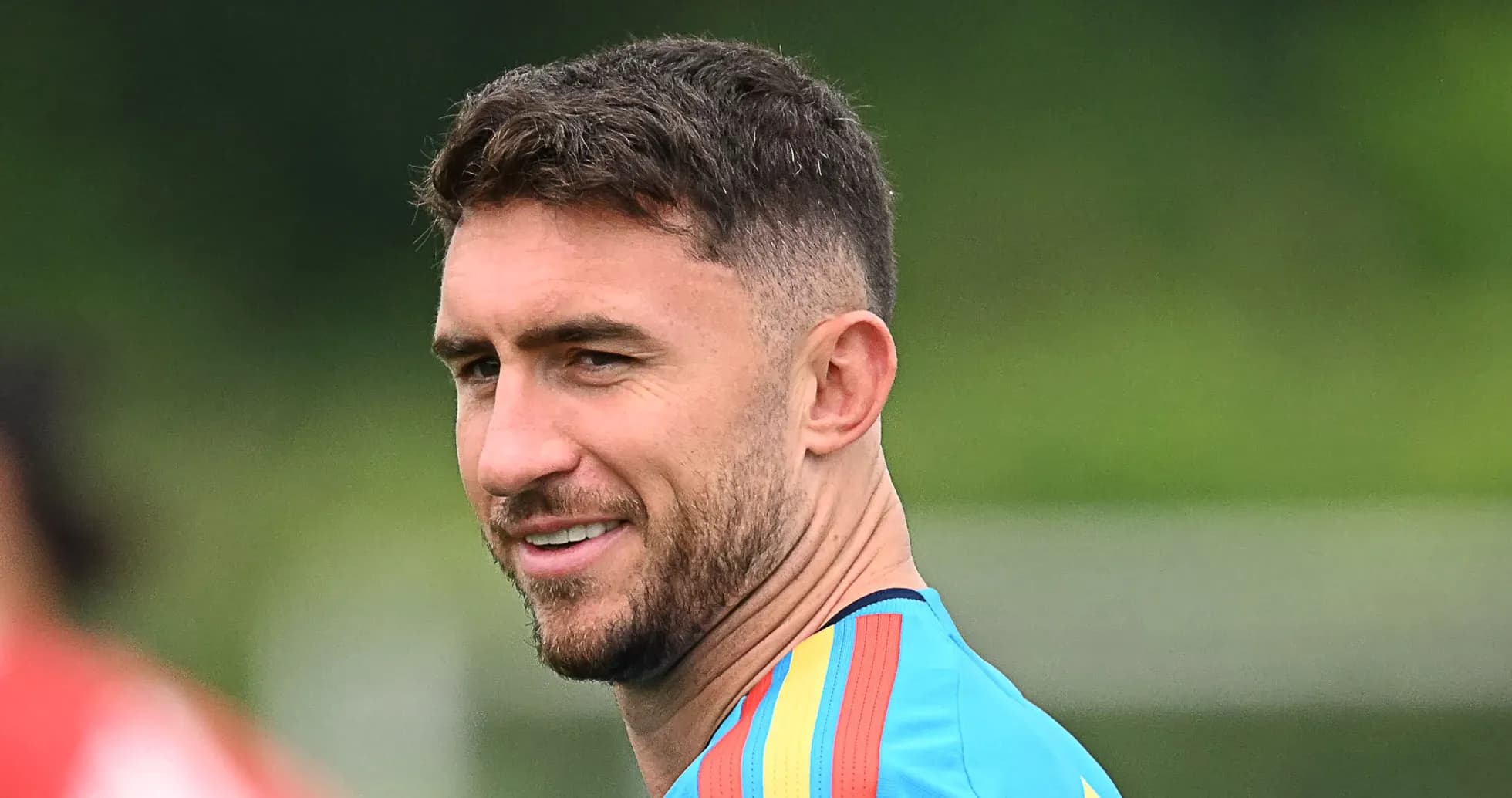 Futbolchi mashg'ulotda kulayotgan payti Futbolchi mashg'ulotda kulayotgan payti