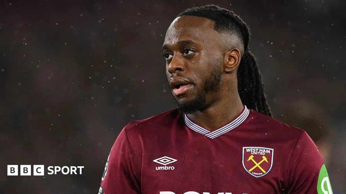 Futbolchi West Ham United formasida, o'yin paytida Futbolchi West Ham United formasida, o'yin paytida