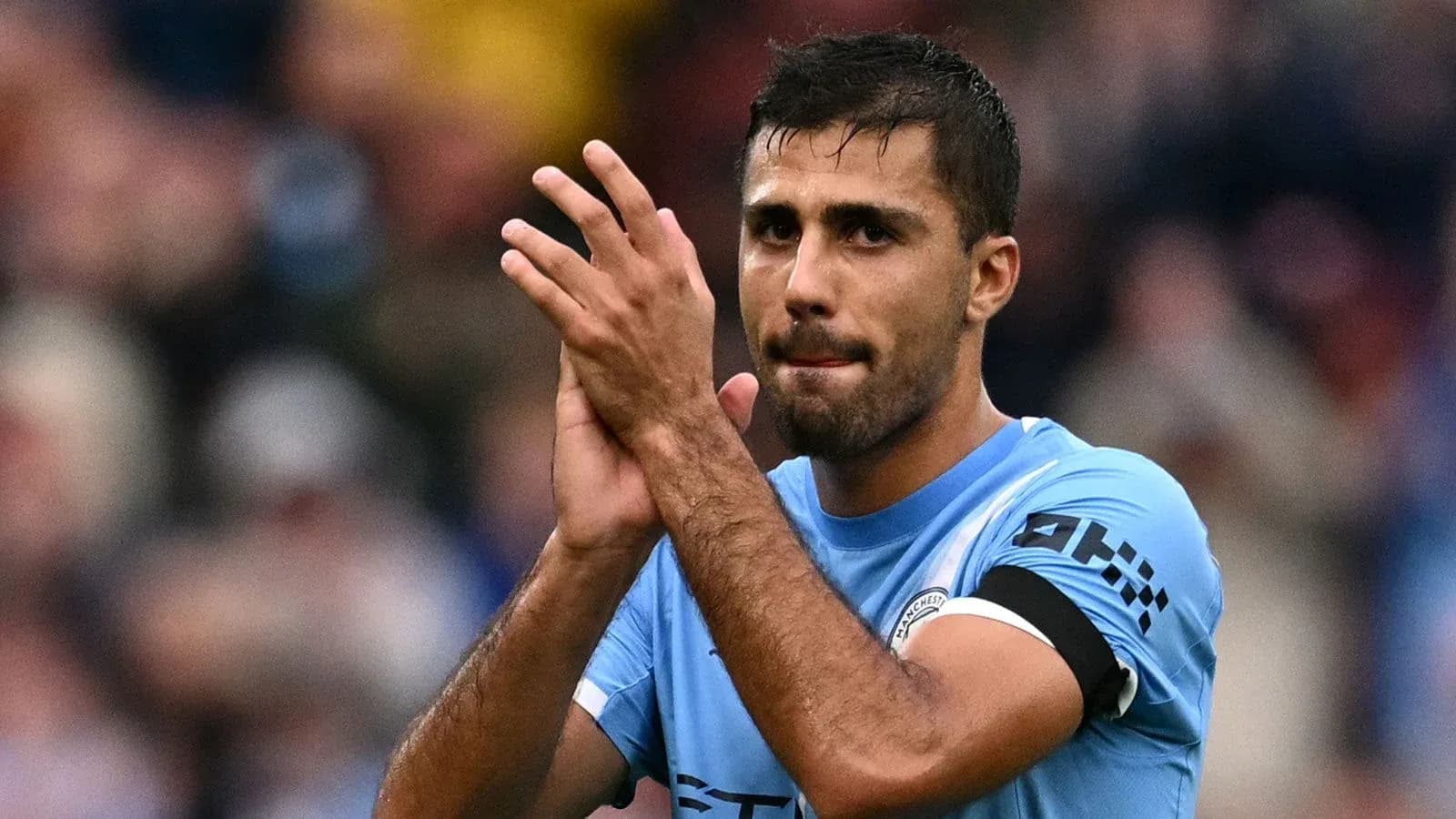 Futbolchi olqish berayotgani stadionda Futbolchi olqish berayotgani stadionda