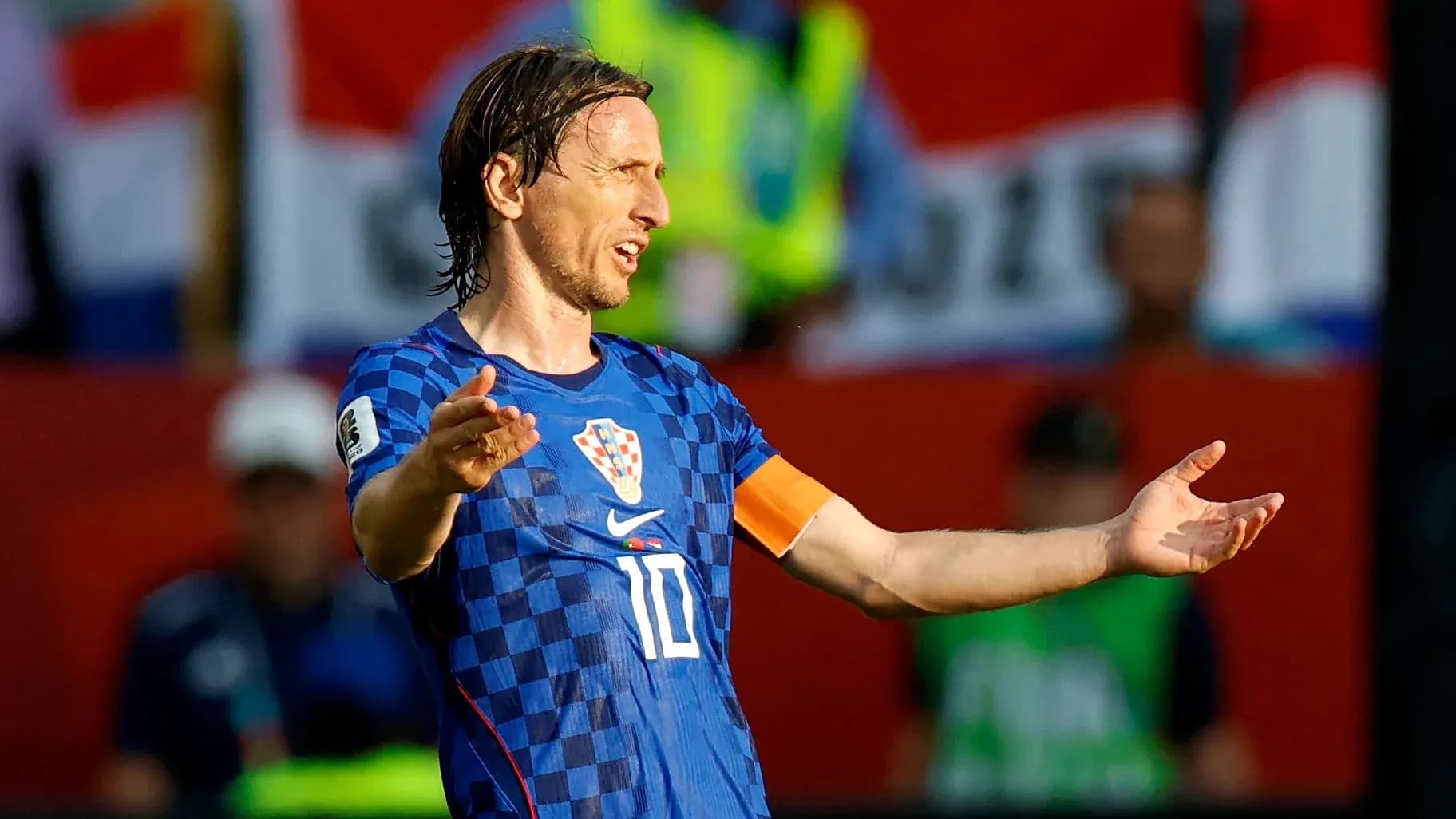 Futbolchi maydonda qo'llarini cho'zayotgan Futbolchi maydonda qo'llarini cho'zayotgan