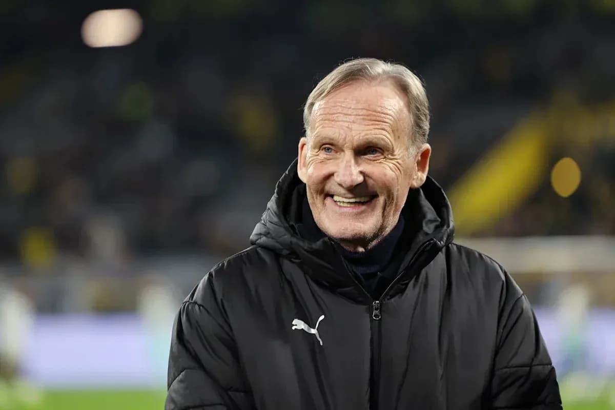 Kishlokda futbol o'yinida bosh murabbiy kulmoqda Kishlokda futbol o'yinida bosh murabbiy kulmoqda