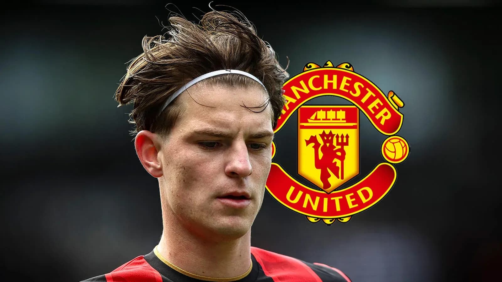 Futbolchi Manchester United logosi ortida o'ylab turibdi Futbolchi Manchester United logosi ortida o'ylab turibdi