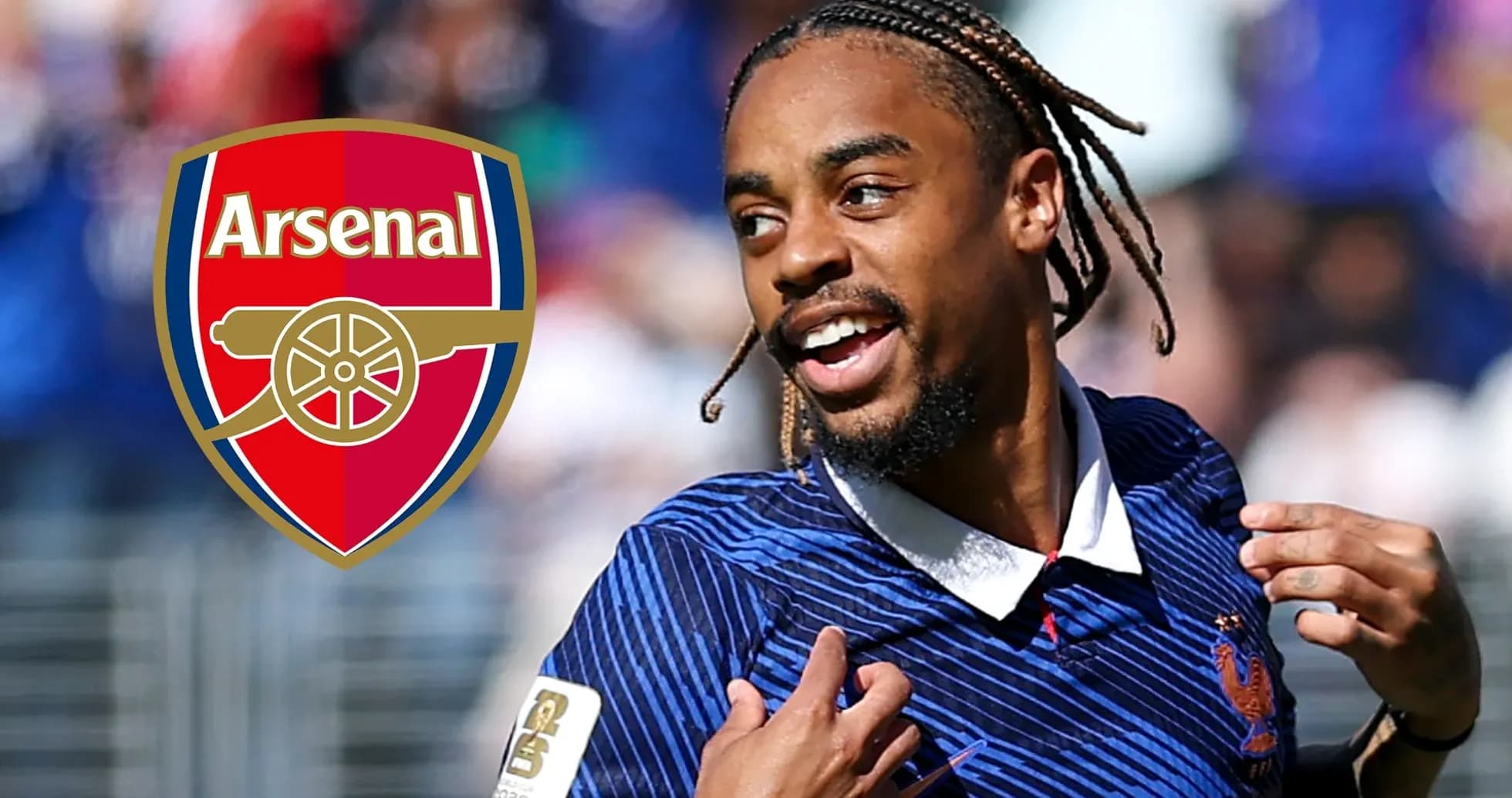 Futbolchi Arsenal emblemasi bilan maydonda Futbolchi Arsenal emblemasi bilan maydonda