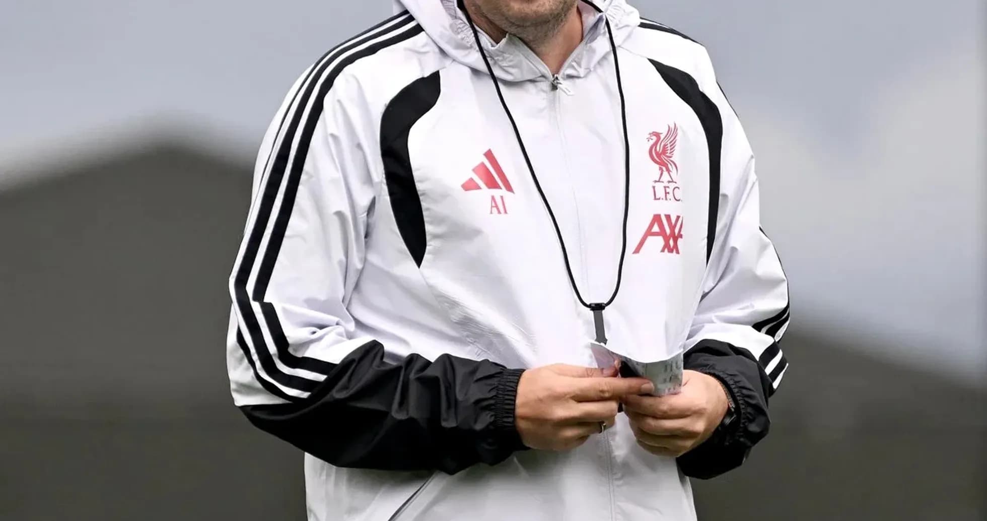 Trener Liverpul o'quv mashg'ulotida kulmoqda Trener Liverpul o'quv mashg'ulotida kulmoqda