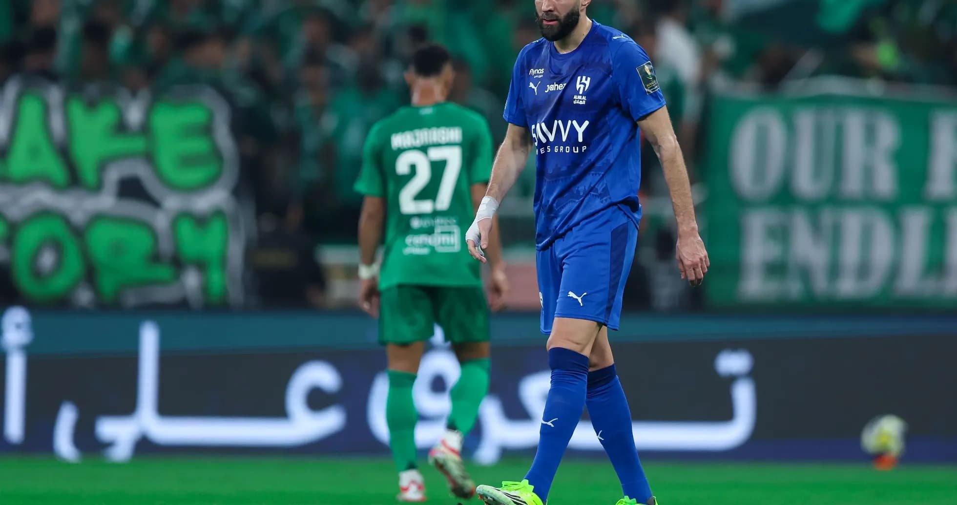 Futbolchilar o'yin maydonida harakatlanmoqda Futbolchilar o'yin maydonida harakatlanmoqda