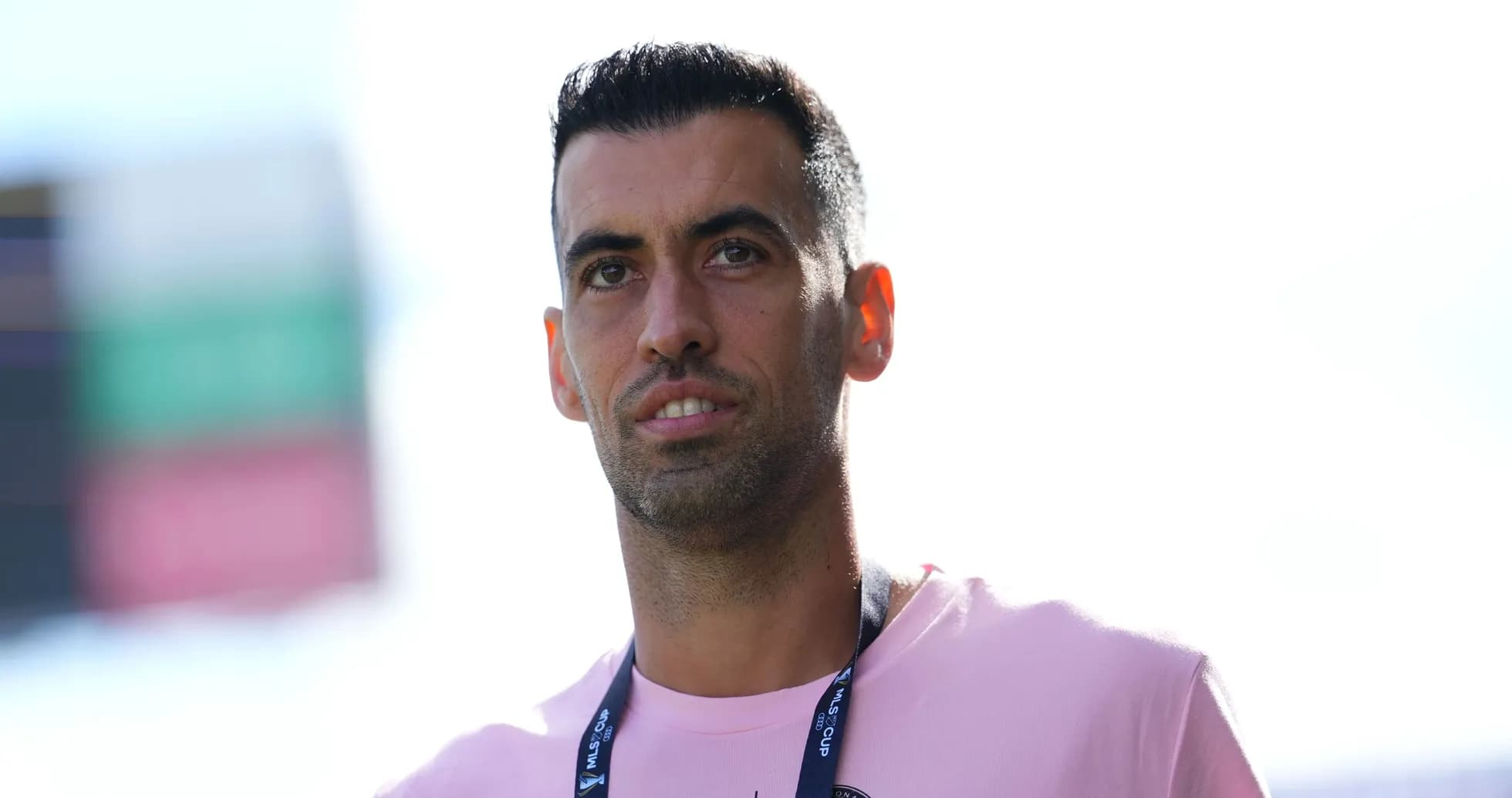Futbolchi maydonda tayyorgarlik ko'rmoqda Futbolchi maydonda tayyorgarlik ko'rmoqda