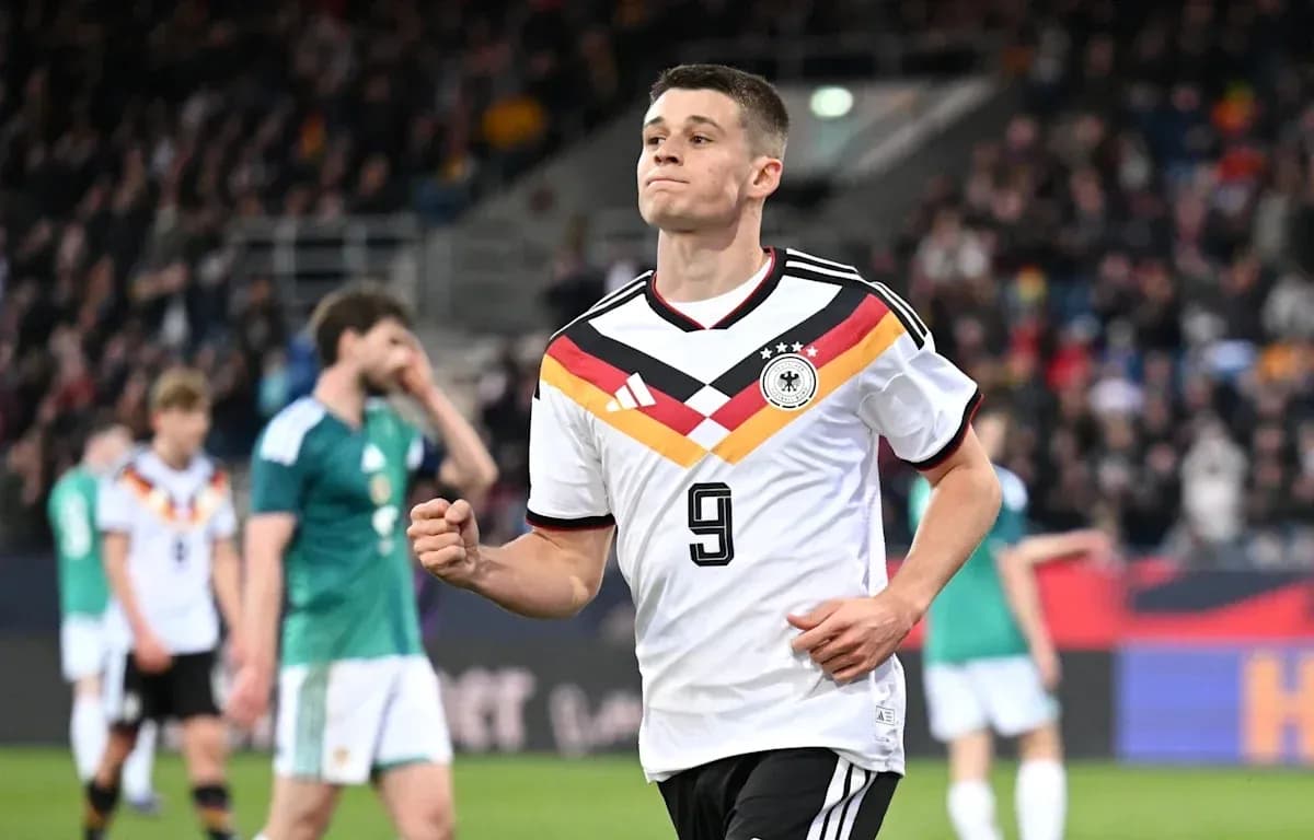 Futbolchi Germaniya formasida maydonda harakatda Futbolchi Germaniya formasida maydonda harakatda