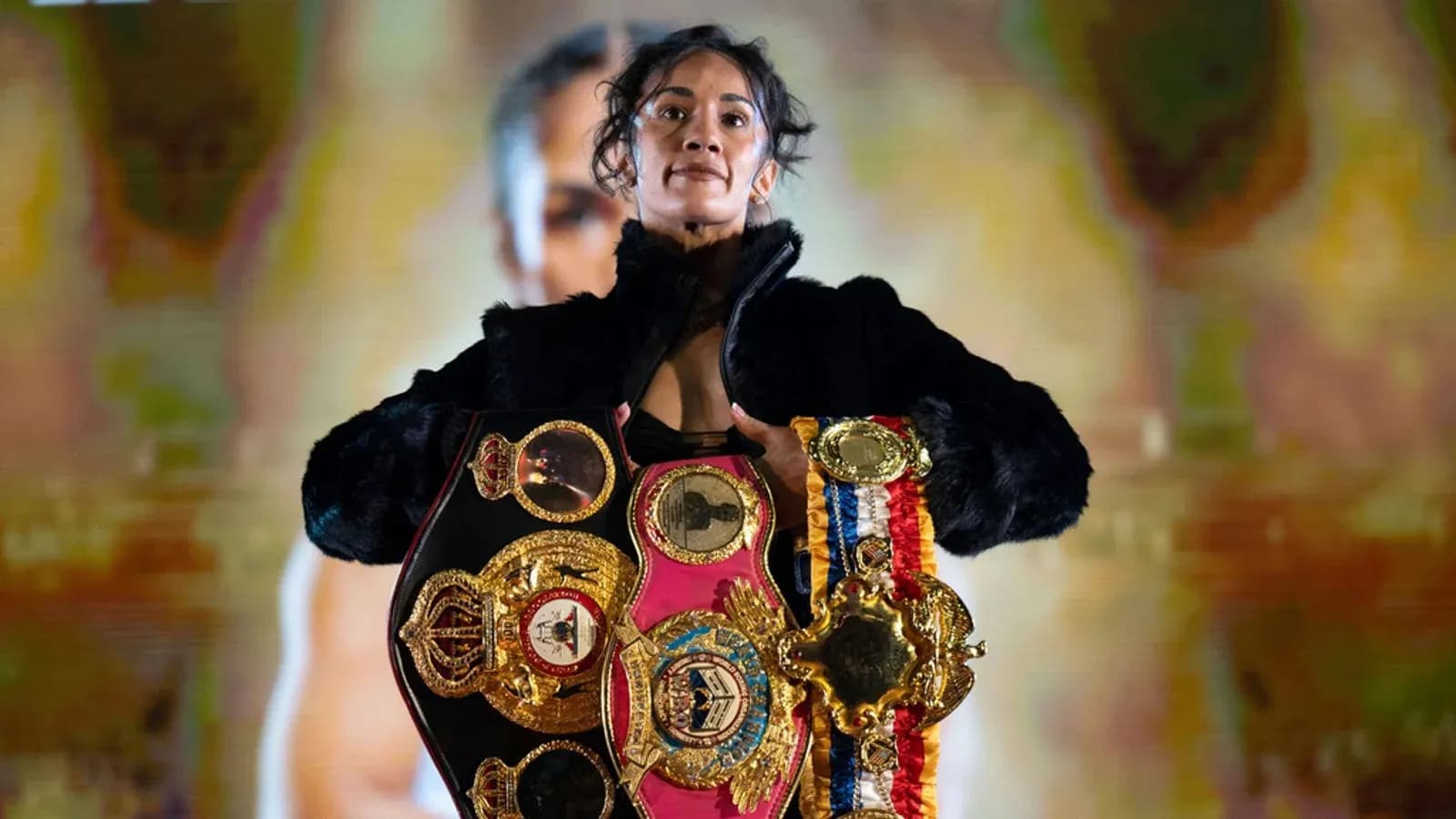 Bokschi chempioni kamaralarini ko'tarib turuvchi sportchi Bokschi chempioni kamaralarini ko'tarib turuvchi sportchi