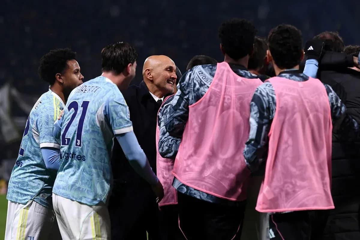 Trener va o'yinchilar g'alaba nishonlayapti Trener va o'yinchilar g'alaba nishonlayapti