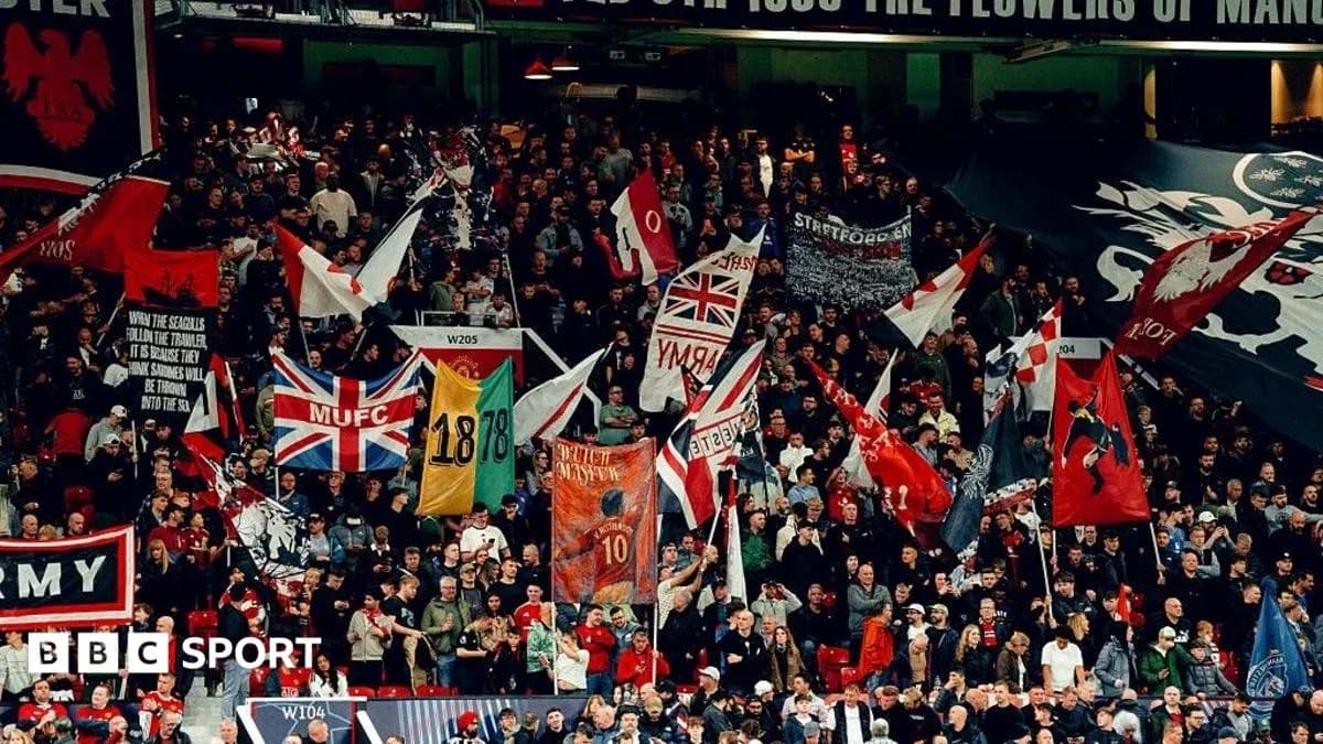 Futbol stadionida muxlislar bayroqlar bilan Futbol stadionida muxlislar bayroqlar bilan