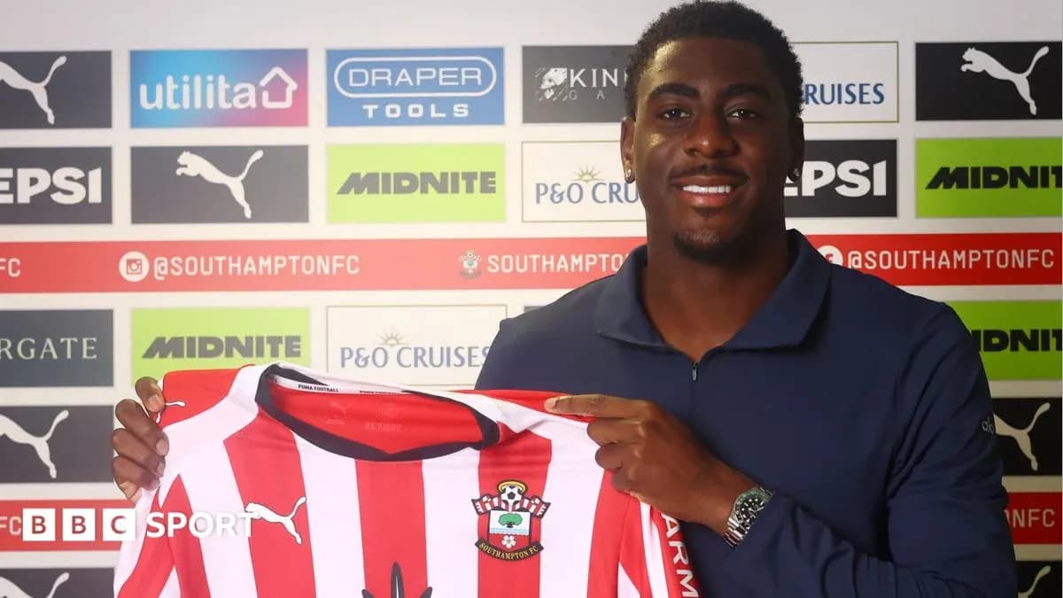 Futbolchi Southampton FC formasini ushlayotgan shaxs Futbolchi Southampton FC formasini ushlayotgan shaxs