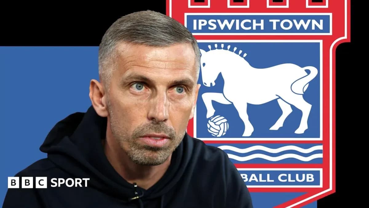 Trenerning Ipswich Town logosi oldida intervyu berishi Trenerning Ipswich Town logosi oldida intervyu berishi