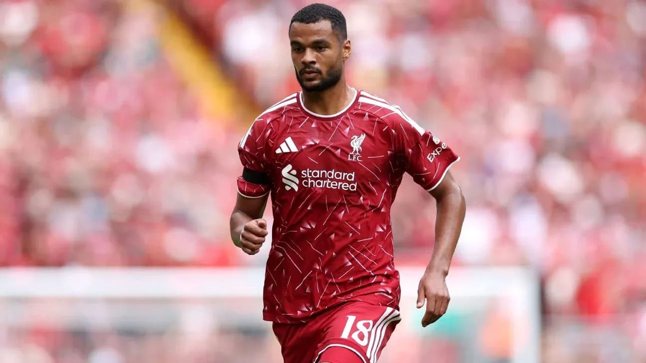 Futbolchi Liverpool formasida maydonda yurib bormoqda Futbolchi Liverpool formasida maydonda yurib bormoqda