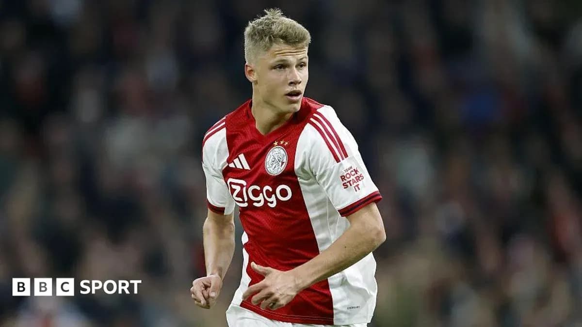 Futbolchi Ajax formasida maydonni aylanmoqda Futbolchi Ajax formasida maydonni aylanmoqda
