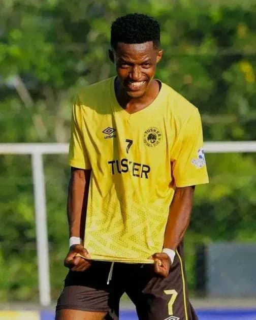 Futbolchi g'alaba nishoni bilan maydonda Futbolchi g'alaba nishoni bilan maydonda