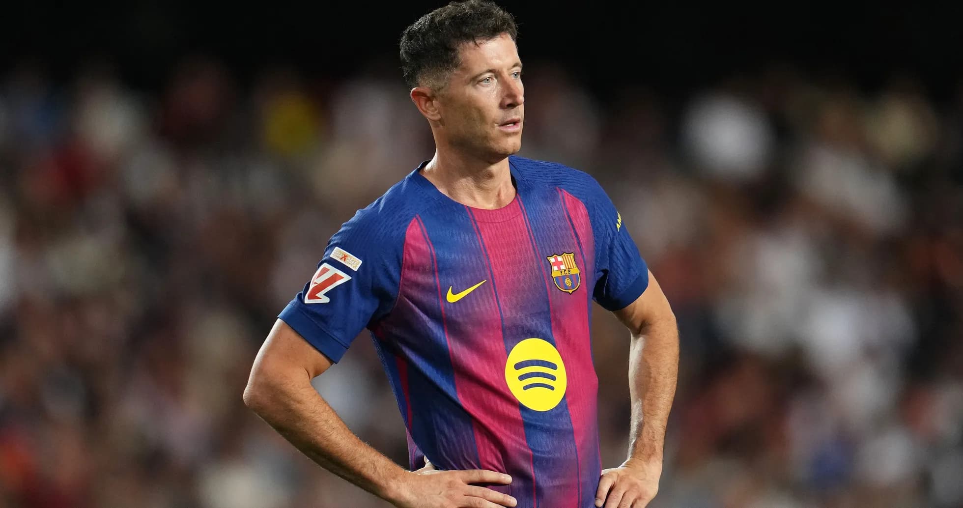 Futbolchi o'yin paytida maydonda turibdi Futbolchi o'yin paytida maydonda turibdi