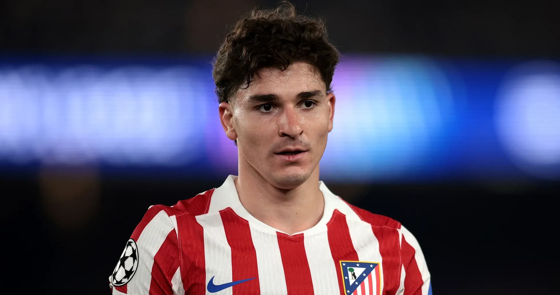 Futbolchi Atlético Madrid formasida maydon markazida Futbolchi Atlético Madrid formasida maydon markazida
