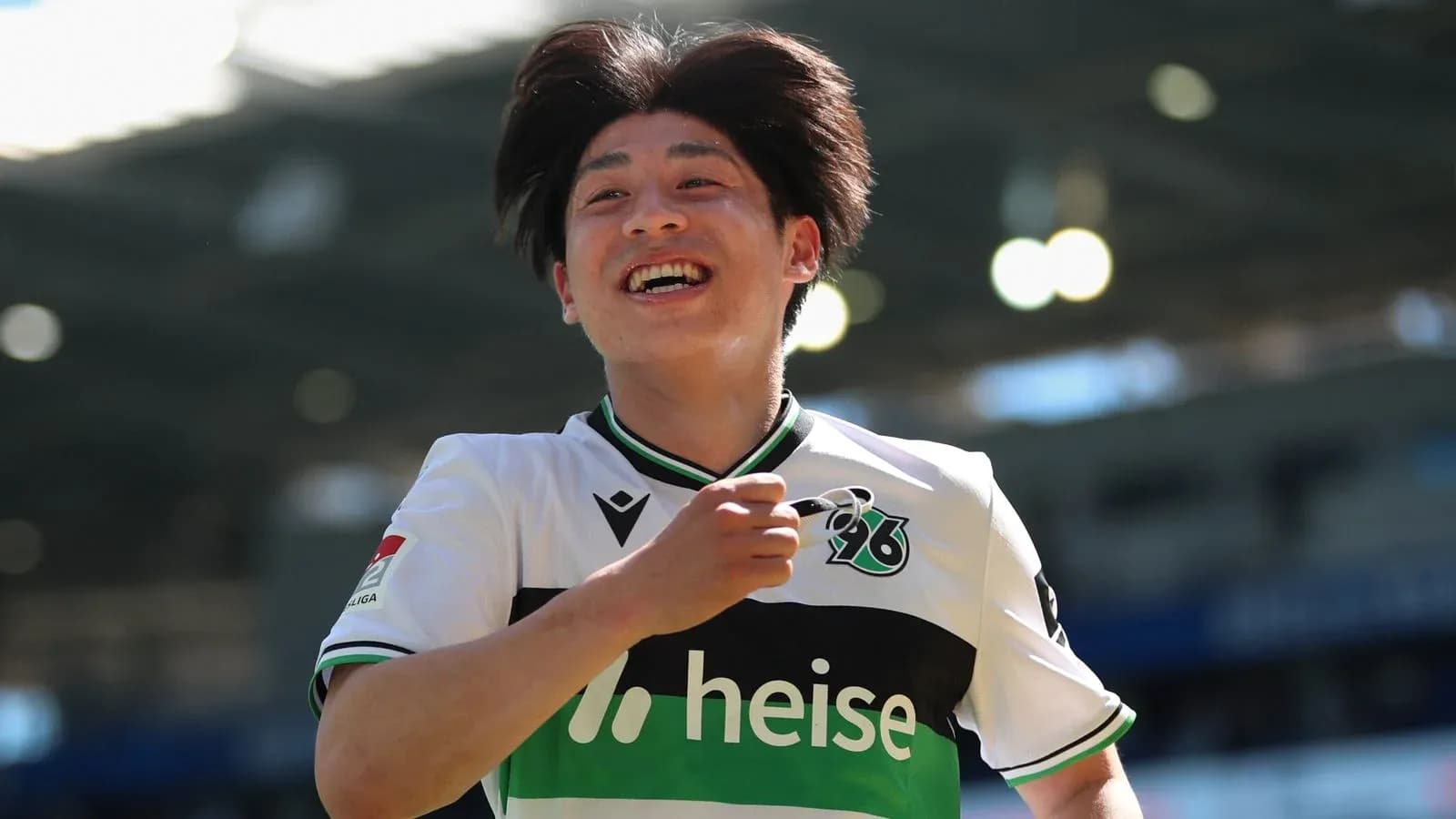 Futbolchi g'alaba qozonganidan keyin quvonmoqda Futbolchi g'alaba qozonganidan keyin quvonmoqda