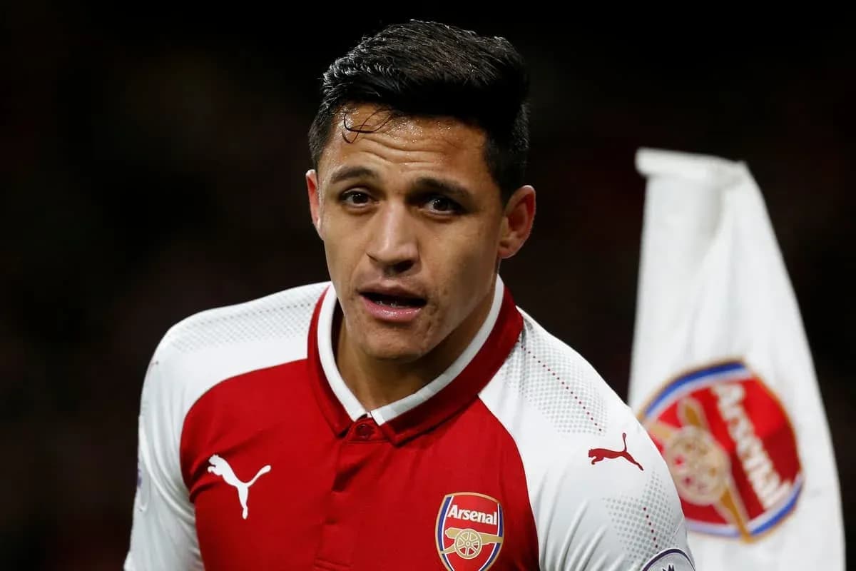 Futbolchi Arsenal formasida o'yin maydonida Futbolchi Arsenal formasida o'yin maydonida