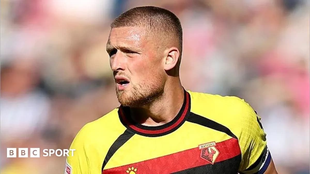 Futbolchi Watford formasida maydonda Futbolchi Watford formasida maydonda