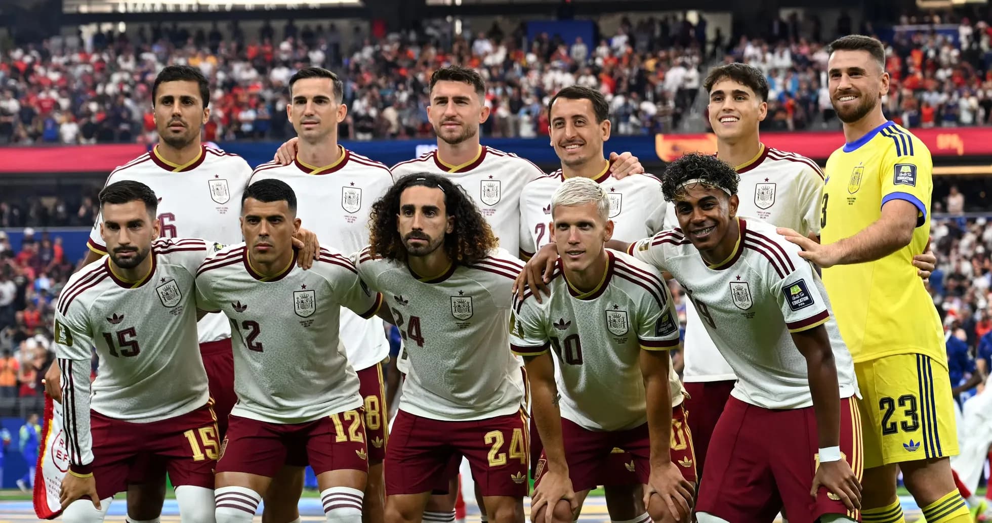 Ispaniya futbol jamoasi o'yin oldidan safda Ispaniya futbol jamoasi o'yin oldidan safda