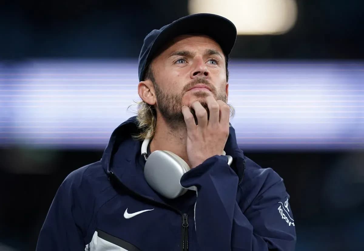 Kuchukli vaqtda o'ylab turgan futbolchi Kuchukli vaqtda o'ylab turgan futbolchi