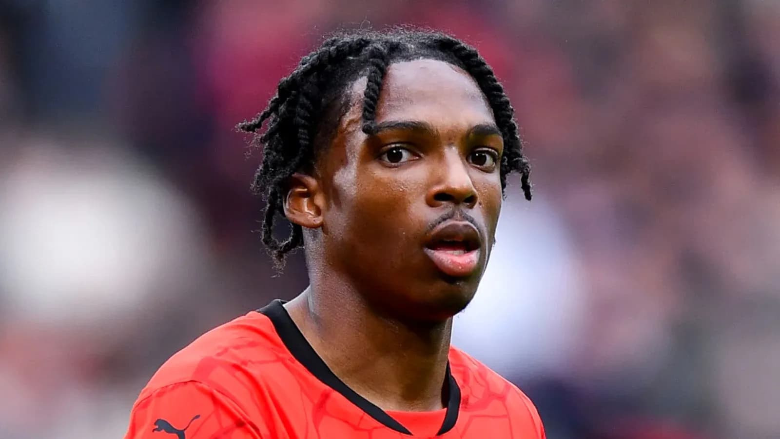 Futbolchi maydonda o'yin paytida e'tibor qaratmoqda Futbolchi maydonda o'yin paytida e'tibor qaratmoqda