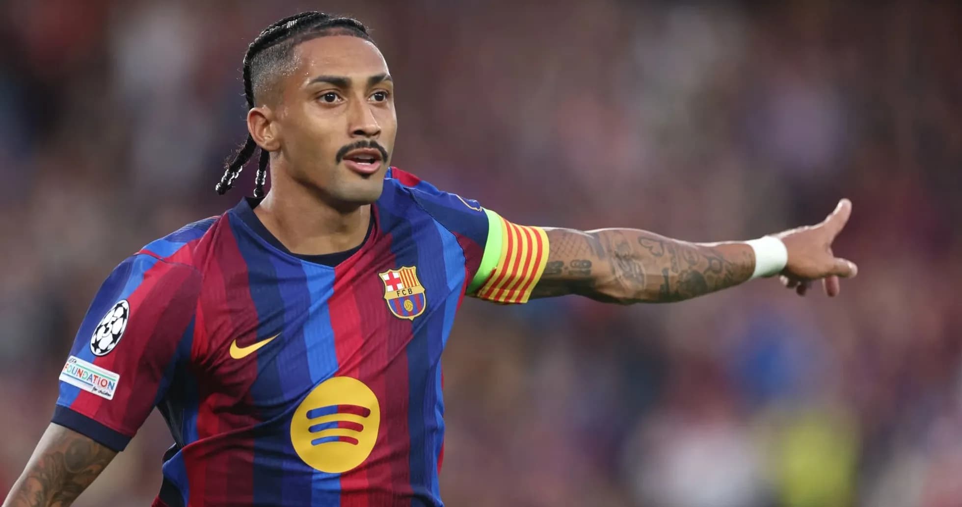 Futbolchi maydonda jamoaga ko'rsatma berayotgan Futbolchi maydonda jamoaga ko'rsatma berayotgan