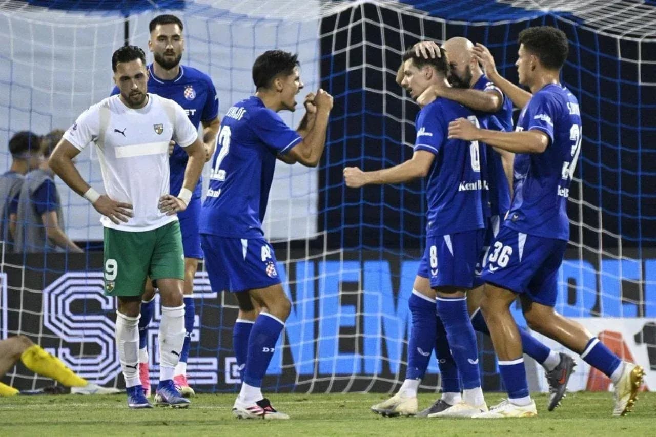 Futbolchilar gol urishidan keyin bir-birini tabriklamoqda Futbolchilar gol urishidan keyin bir-birini tabriklamoqda