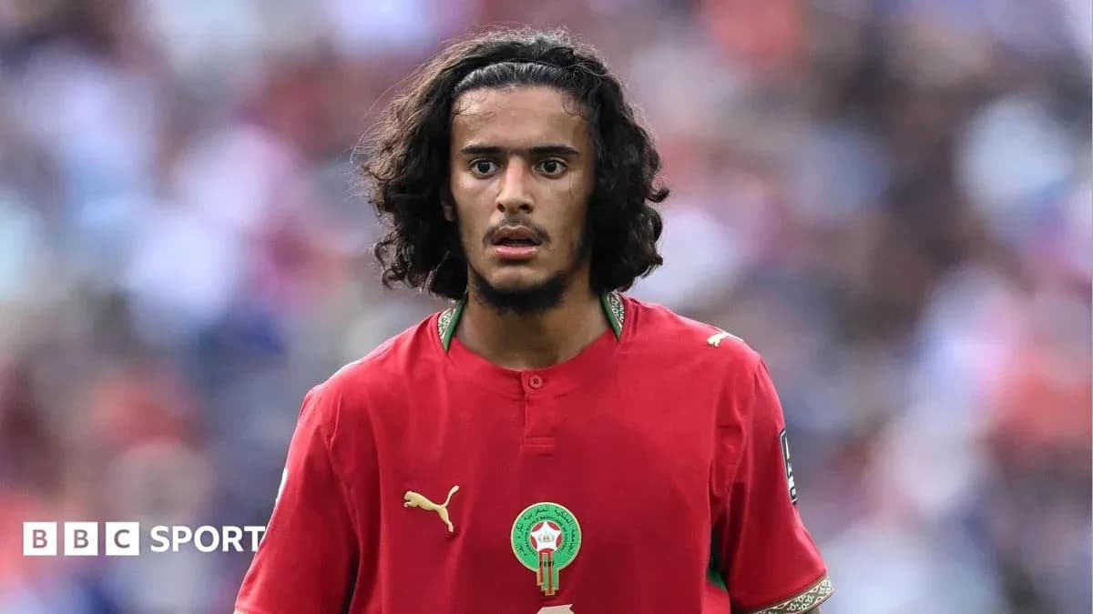 Futbolchi Marokashda o'yin davomida maydonda Futbolchi Marokashda o'yin davomida maydonda