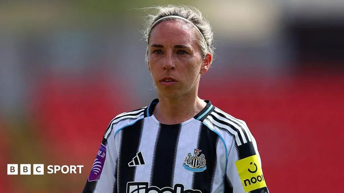 Futbolchi Newcastle formasi bilan maydonda Futbolchi Newcastle formasi bilan maydonda