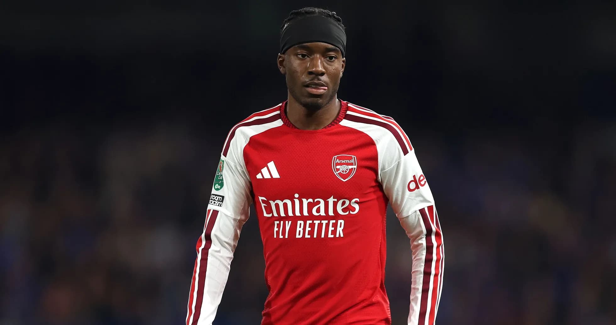 Futbolchi Arsenal formasi bilan maydonda harakatda Futbolchi Arsenal formasi bilan maydonda harakatda