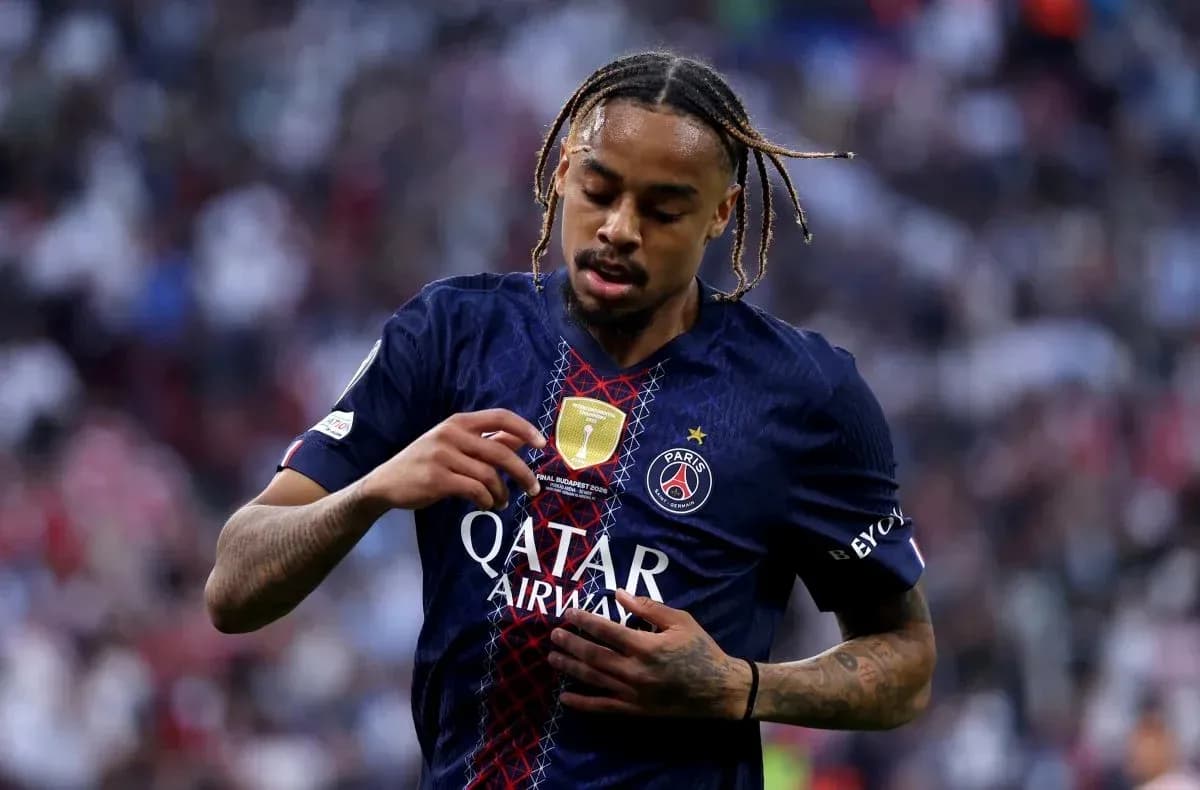 Futbolchi PSG formasida o'yin davomida Futbolchi PSG formasida o'yin davomida