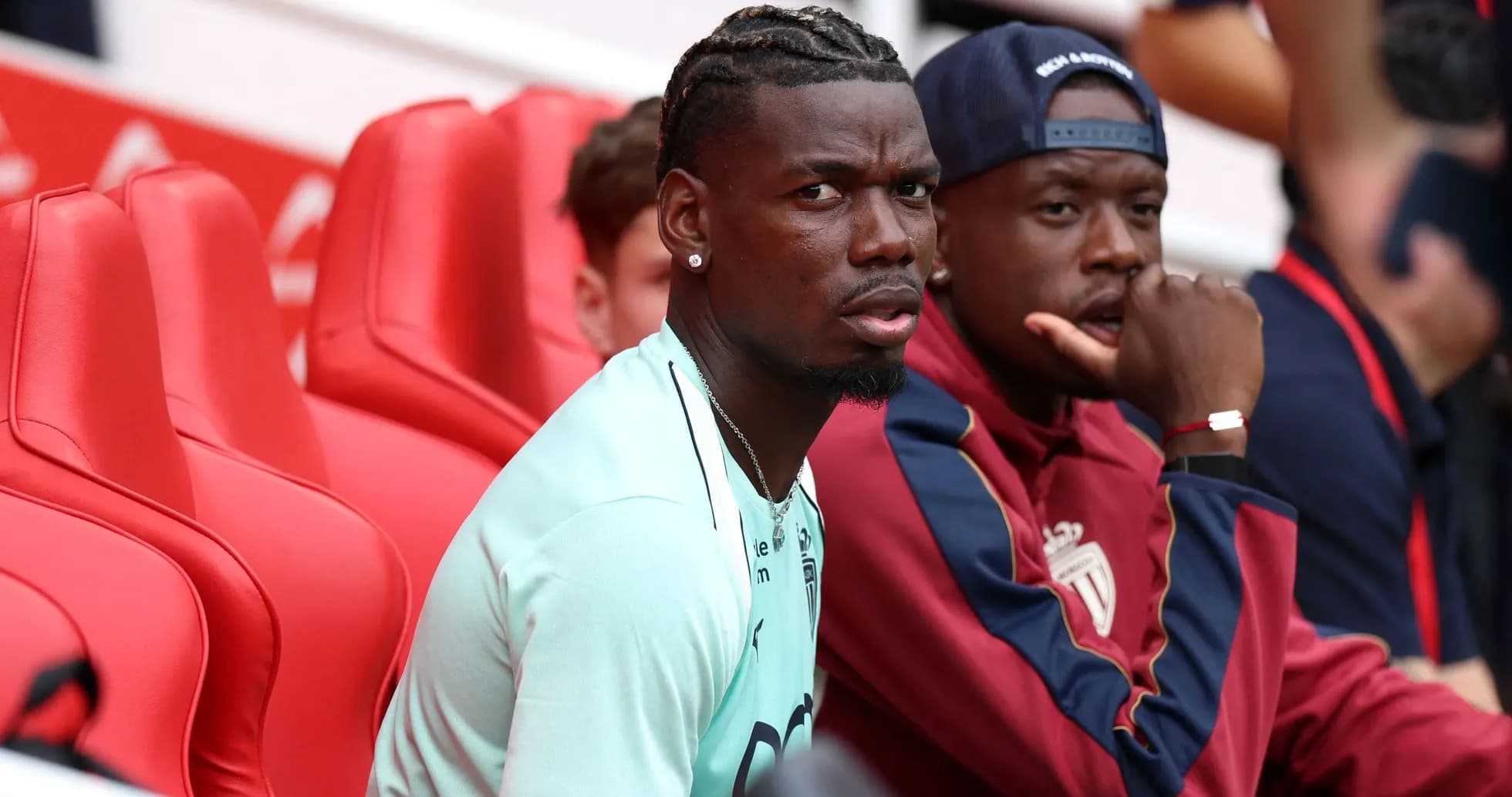 Futbolchilar benchda o'tirgan holda suhbatlashmoqda Futbolchilar benchda o'tirgan holda suhbatlashmoqda