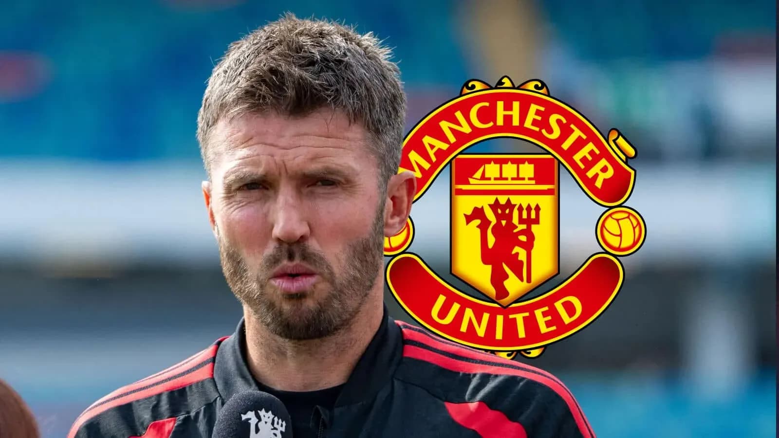 Trener intervyu berayotgan Manchester United logosi bilan Trener intervyu berayotgan Manchester United logosi bilan