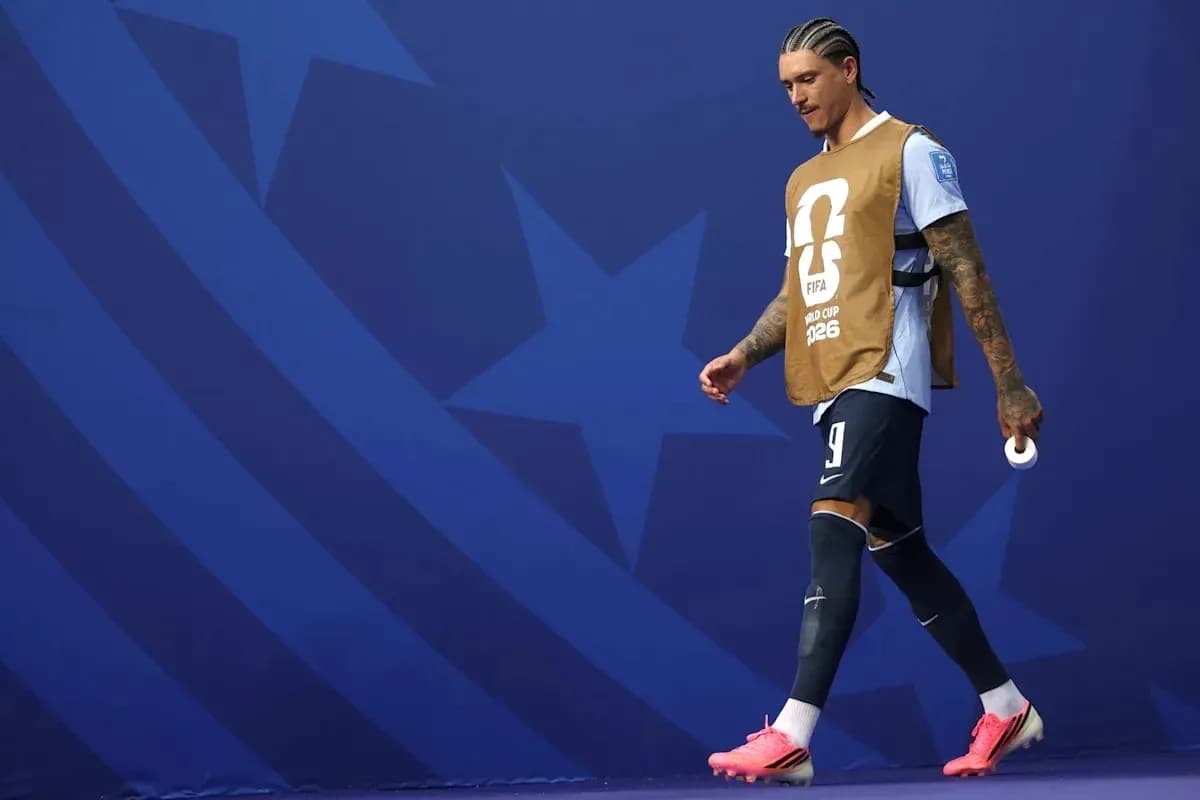 Futbolchi maydonchaga chiqayotgan jarohatlangan o'yinchi Futbolchi maydonchaga chiqayotgan jarohatlangan o'yinchi