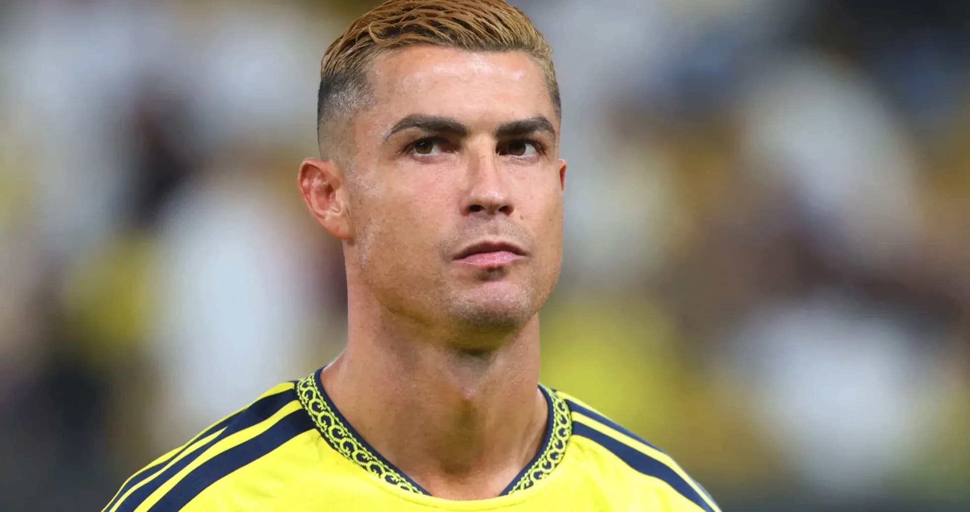 Futbolchi maydonda jamoaga qarab turibdi Futbolchi maydonda jamoaga qarab turibdi