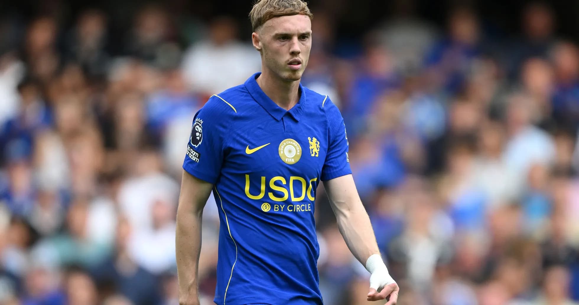 Futbolchi Chelsea formasida maydonda yurmoqda Futbolchi Chelsea formasida maydonda yurmoqda