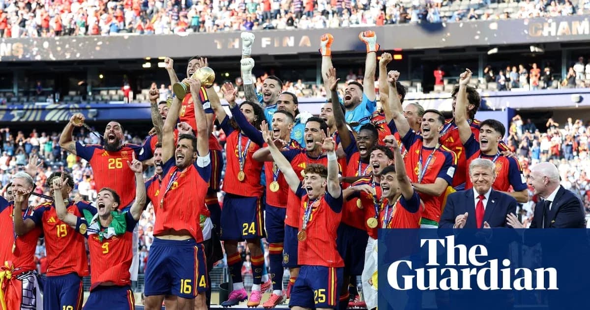Ispaniya futbol jamoasi kubok bilan g'alaba qozondi Ispaniya futbol jamoasi kubok bilan g'alaba qozondi